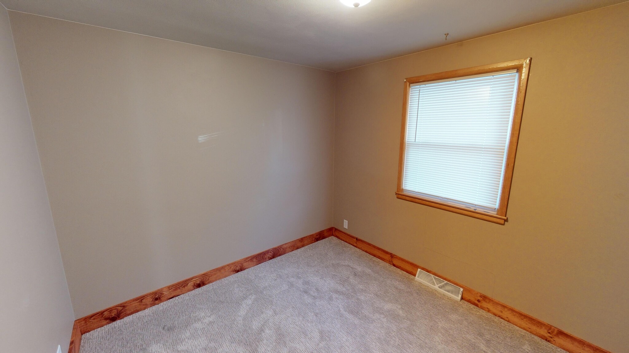 Building Photo - 907 E Harding Dr