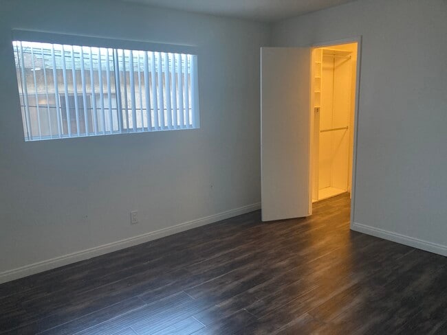 Spacious bedroom - 736 Center Plz