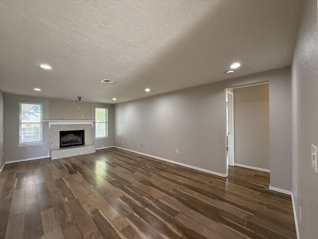 Building Photo - Convenience and Charm Meet! 4 bedroom