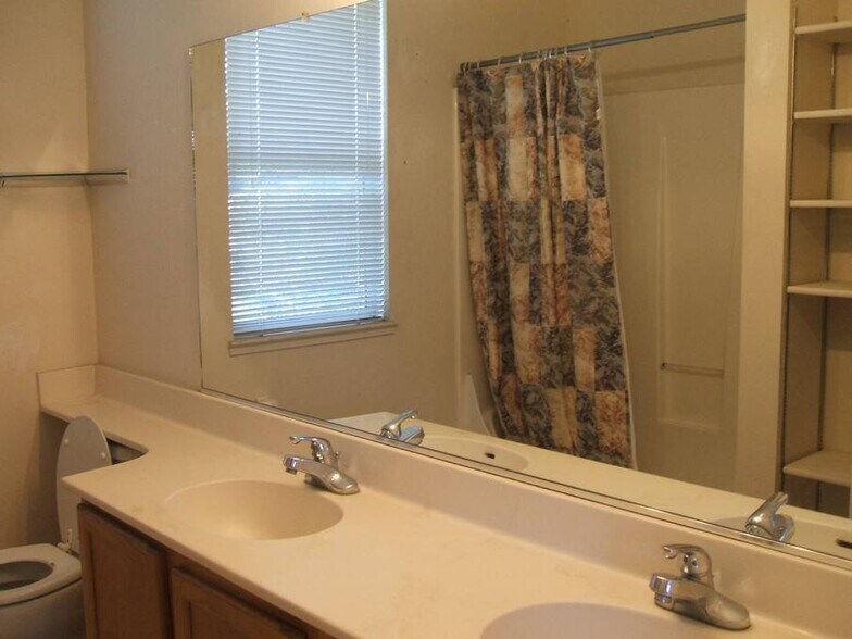Bathroom 2 - 132 Walti St