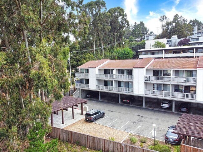 Building Photo - 920 Fletcher Ln