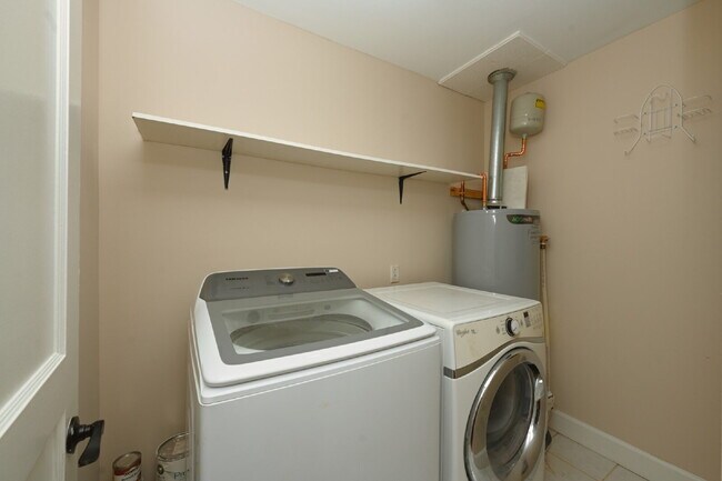 Building Photo - Sweet Cottage Charm with Updated Kitchen, Fenced Yard & Washer/Dryer Included
