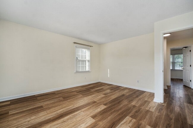 Building Photo - Yorktown Living