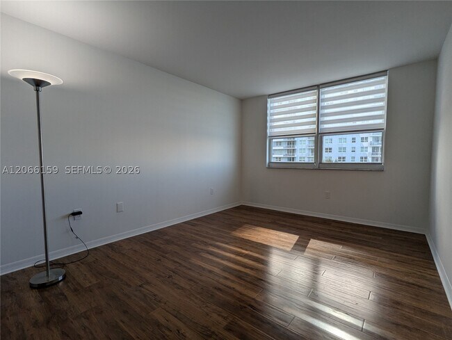 Building Photo - 1155 Brickell Bay Dr