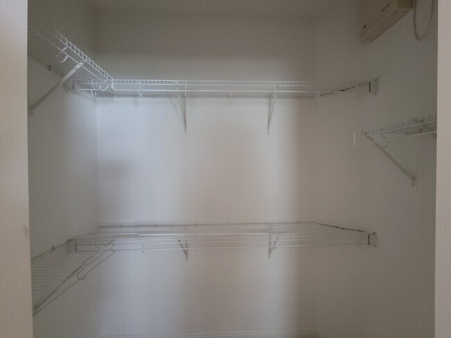 Building Photo - 2819 Roseglen Way