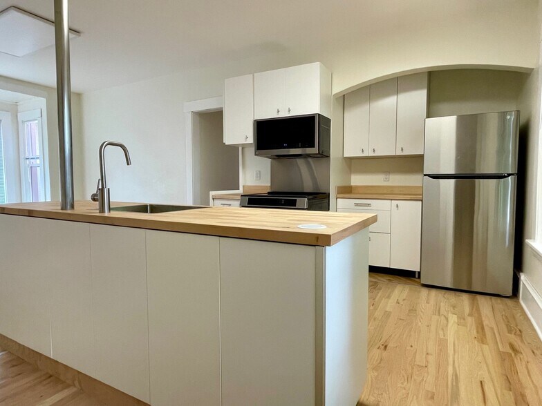 New kitchen - 1161 Hubbard Ave