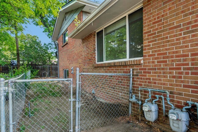 Building Photo - 6017 W Jefferson Pl