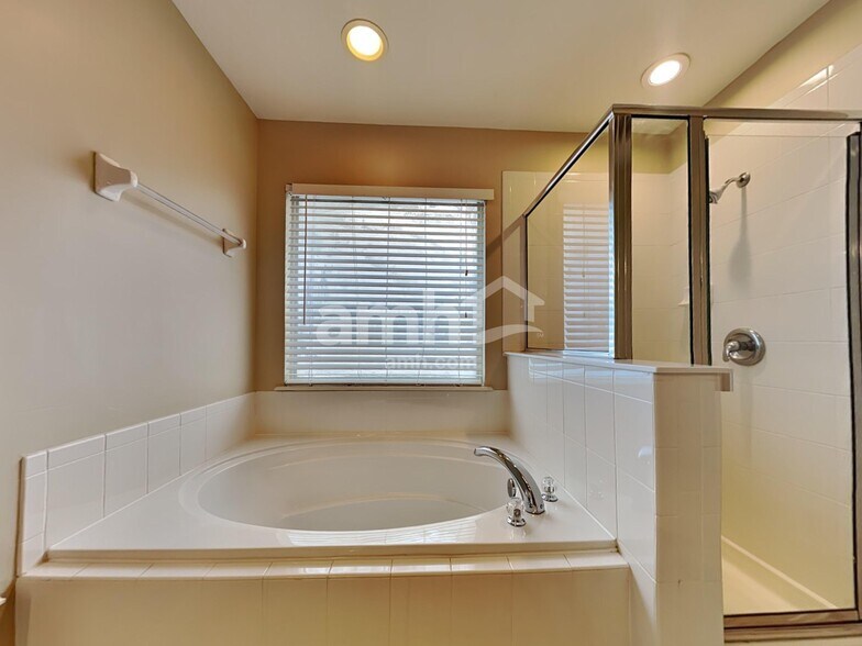 Building Photo - 1008 Beckingham Dr