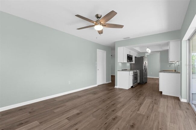 Building Photo - 913 64th St W