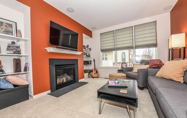 Building Photo - Stylish townhouse in ideal Frederick locat...