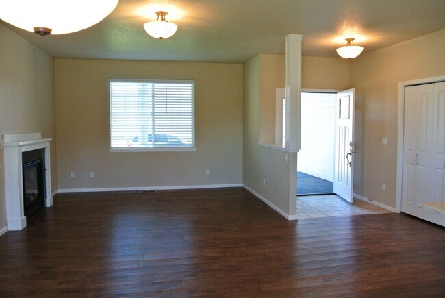 Building Photo - Stunning 5 Bed / 3.5 Bath Executive Home with Two Primary Suites!