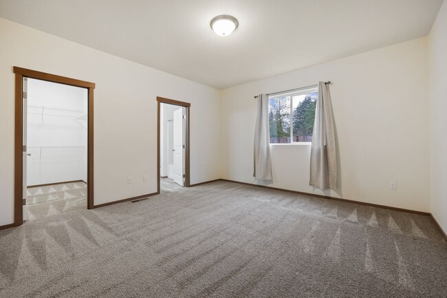 Building Photo - MOVE IN READY! 3 bed 2 bath Heat pump with...