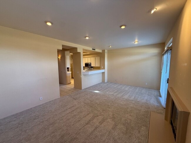 Building Photo - Beautiful 2 Bed, 2.5 Bath Townhome in Desi...
