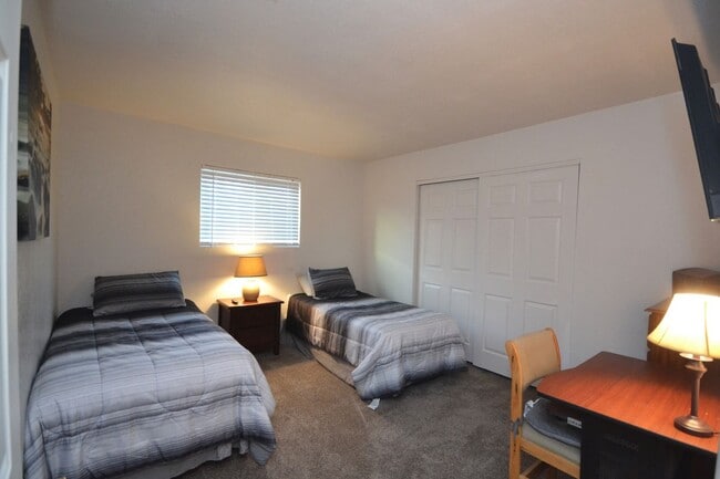 Building Photo - 3 bedroom, Fully Furnished Home