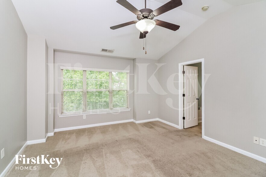 Building Photo - 850 Riverdance Dr