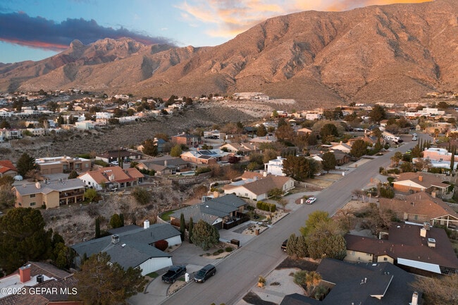 Building Photo - 413 Hollydale Dr