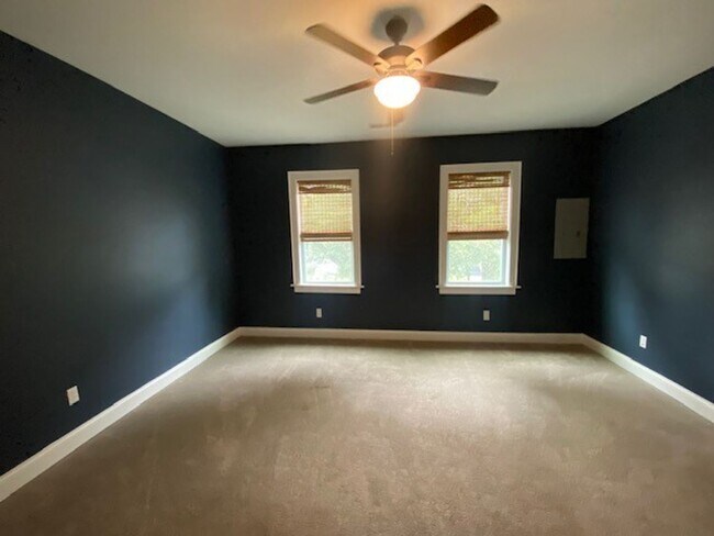 Building Photo - Georgous 5 bedroom 2.5 bath home in Downto...