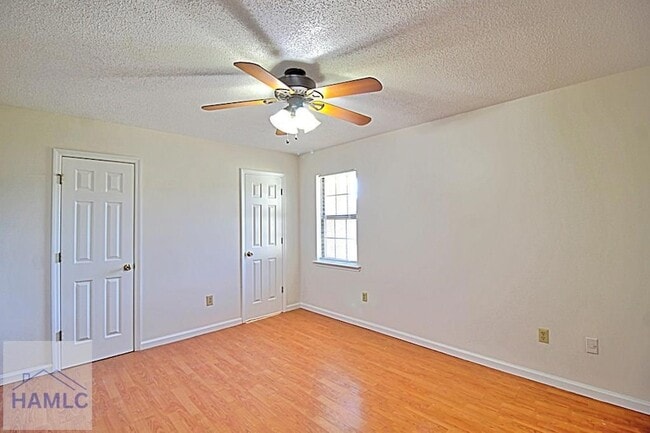 Building Photo - 915 Churchfield Dr