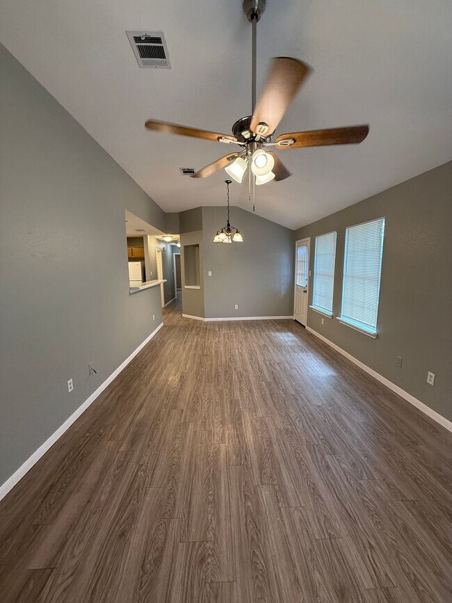Building Photo - 2221 Creekside Ln