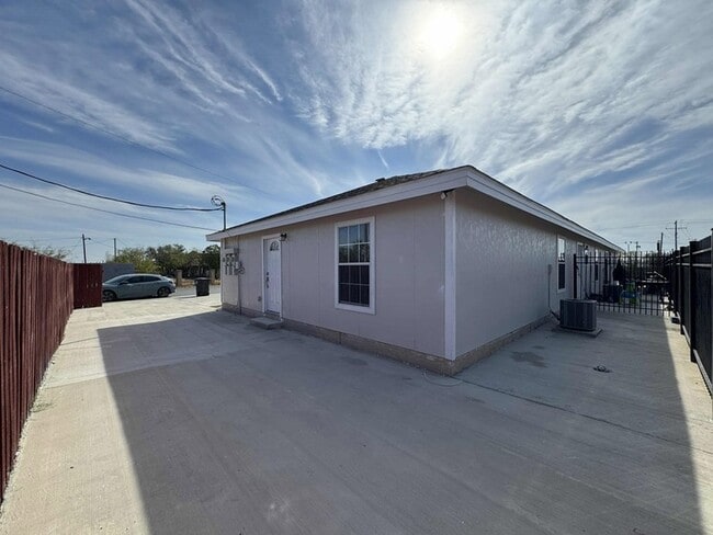 Building Photo - 423 Fresno St