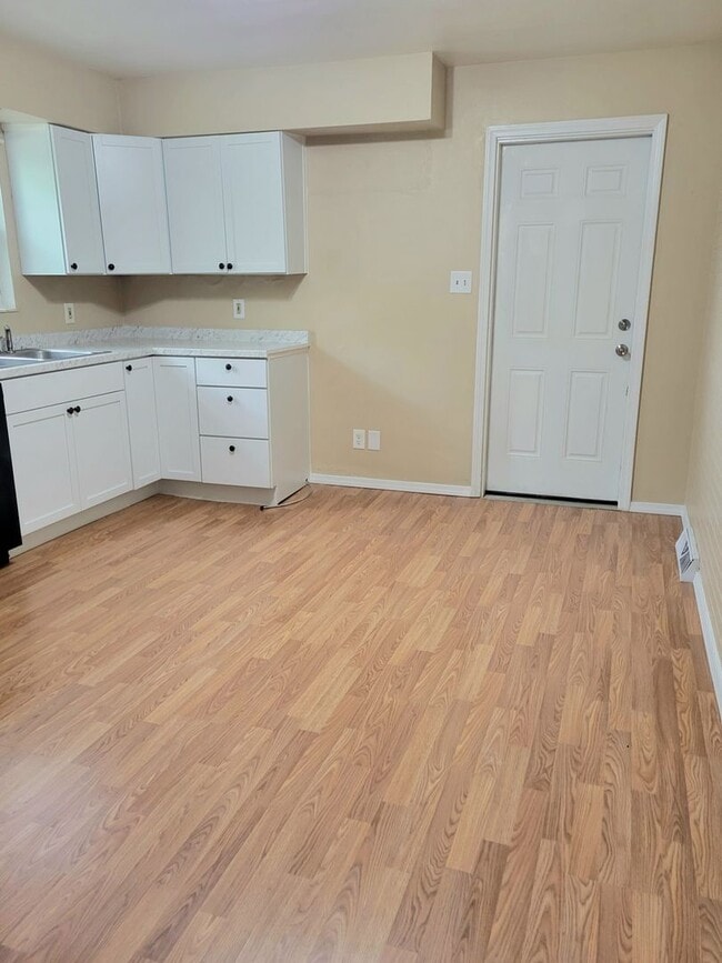 Building Photo - Renovated and Ready to Rent...7 Bradley, P...