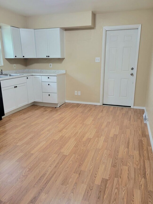 Building Photo - Renovated and Ready to Rent...7 Bradley, Pontoon Beach