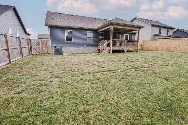Building Photo - Pet Friendly Three Bedroom!