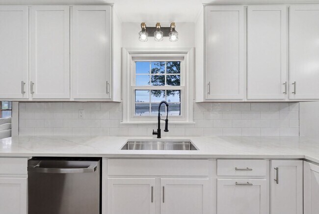 Building Photo - Stunning 4-Bedroom Waterfront Retreat with Modern Upgrades & Lake Living.