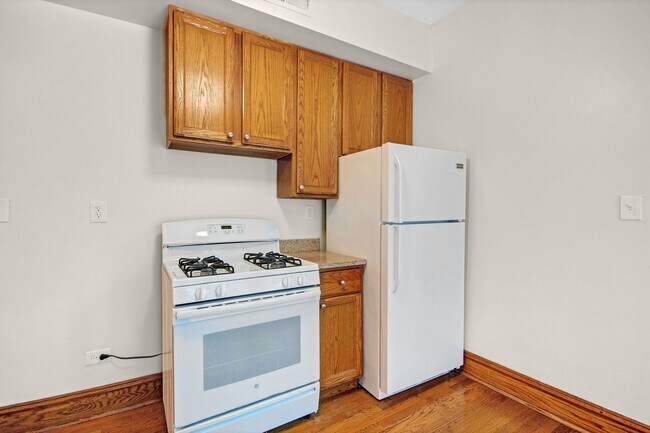 Building Photo - 3600 N Hermitage Ave