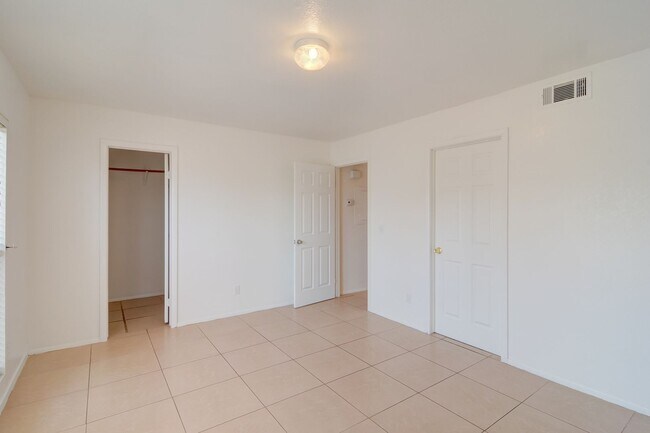 Building Photo - 2921 Country Manor Ln