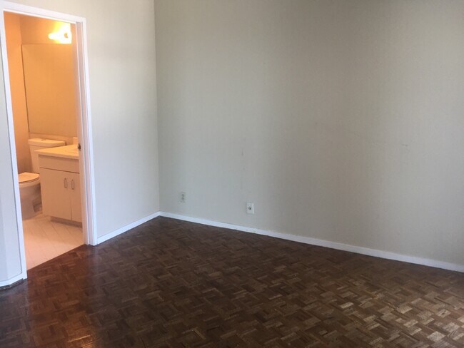 Building Photo - Enjoy sweeping views of the bay and Golden...