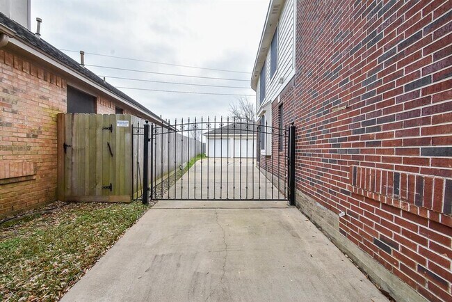 Building Photo - 4526 Lakeside Meadow Dr
