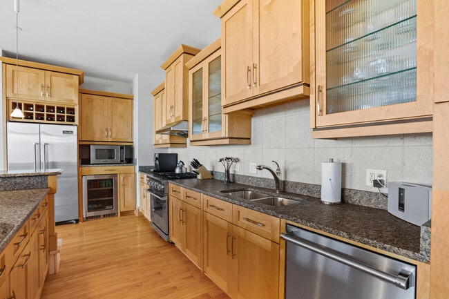 Building Photo - 1313 N Franklin Pl