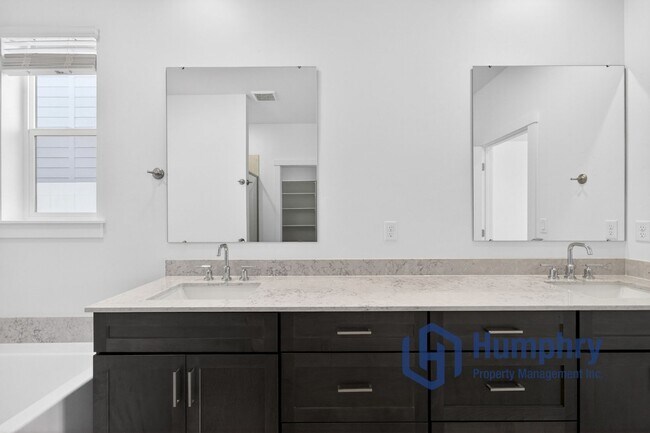 Building Photo - Beautiful home minutes from Costco