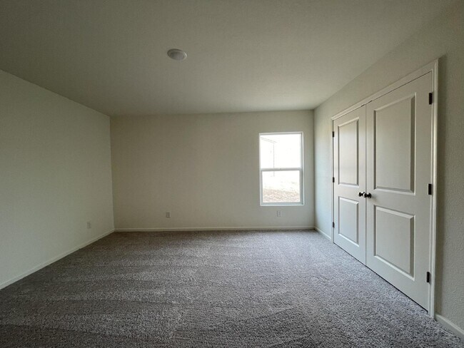 Building Photo - $1,675 rent - Home in gated community with...