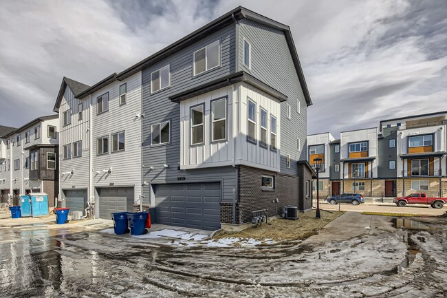 Building Photo - Stylish 3 bed/4 bath Town Home