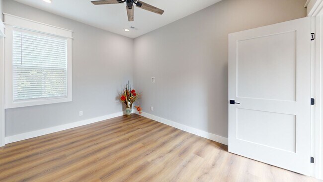 Building Photo - One Private Bedroom/Bath in Spacious 5BR/5BA Townhome Near UTK