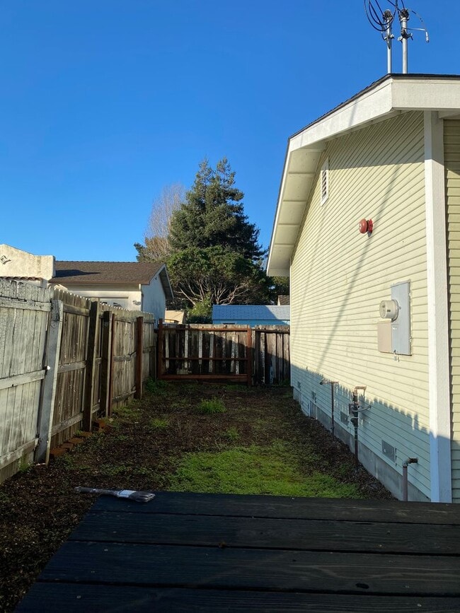 Building Photo - Two bedroom one bath house walking distanc...