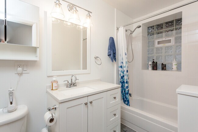 Building Photo - 2837.5 N Sawyer Ave