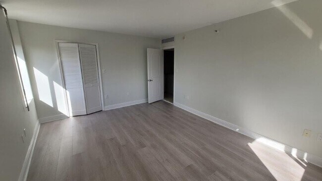 Building Photo - 2480 Presidential Way