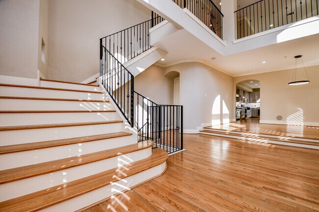 Building Photo - 2094 Brentwood Dr