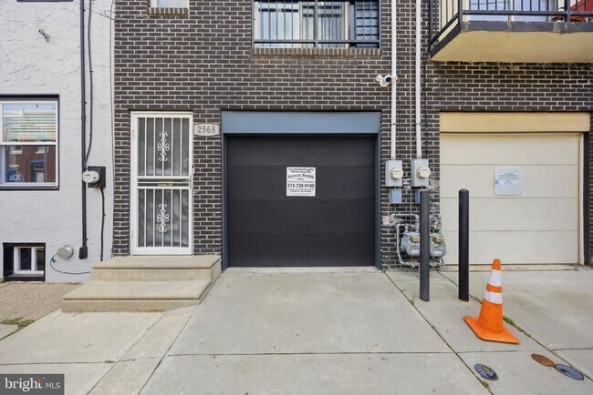 Building Photo - 2568 Collins St