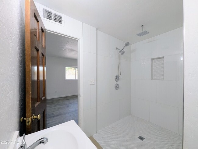 Building Photo - 2443 E Earll Dr