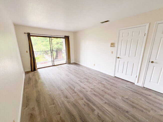 Building Photo - Remodeled Townhouse Near Downtown Campbell