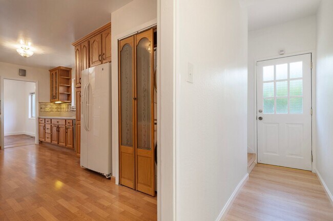 Building Photo - Spacious Two Story Albany Home Two Blocks ...