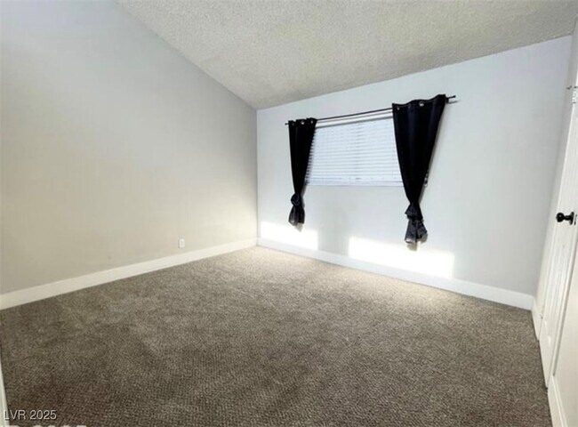 Building Photo - 5187 Garden Ln