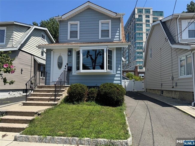 Primary Photo - 391 Columbia Ave