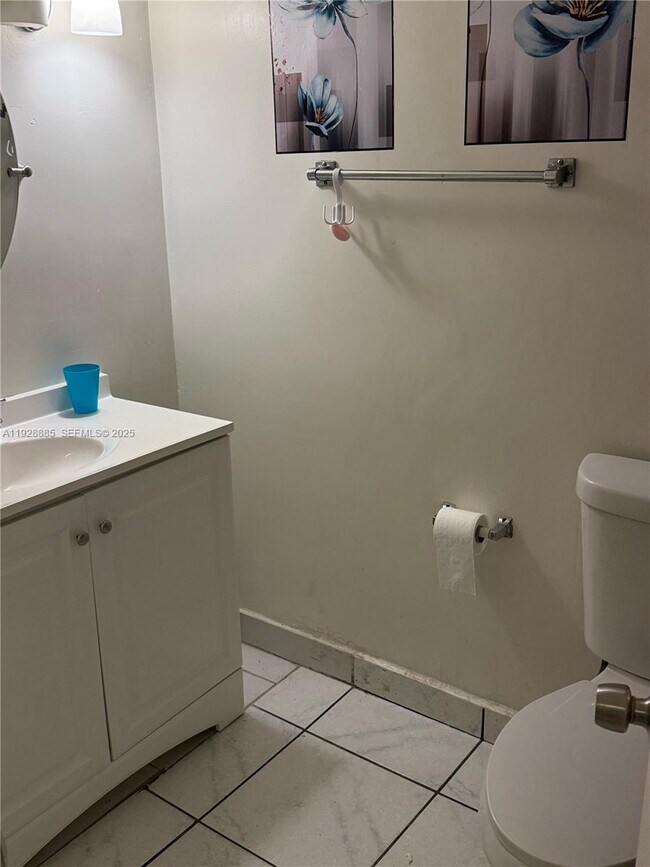 Building Photo - 1400 NE 191st St