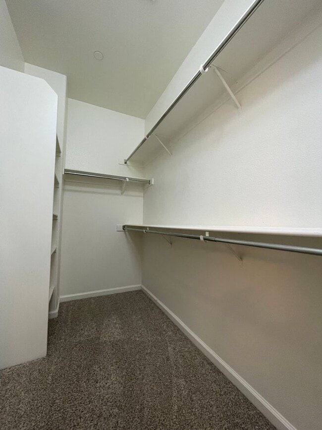 Building Photo - Nice Townhome w/ Detached Garage, Granite ...