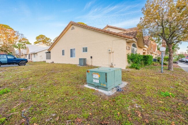 Building Photo - TOWNHOMES WEST, PORT ORANGE!